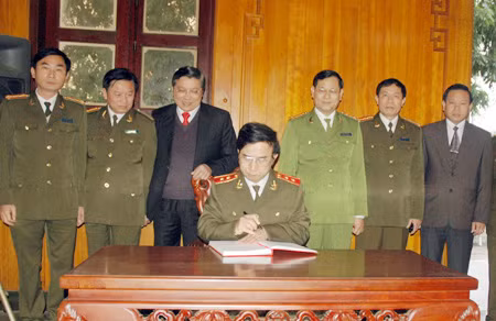 Thứ trưởng Đặng Văn Hiếu ghi cảm tưởng vào sổ lưu niệm tại Khu di tích Kim Liên.