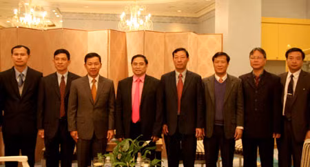 Thứ trưởng Phạm Minh Chính, Đại tướng Watcharapol Prasarnrajkit cùng các đại biểu tại buổi tiếp.