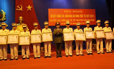 Thứ trưởng Phạm Quý Ngọ trao Huân chương Quân công, Chiến công các hạng tặng các tập thể, cá nhân có thành tích xuất sắc. Ảnh: Việt Hưng.