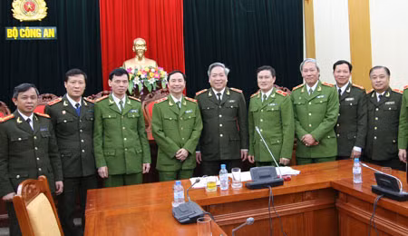 Trung tướng Phạm Quý Ngọ, Ủy viên Trung ương Đảng, Thứ trưởng Bộ Công an và các đại biểu dự hội nghị. Ảnh Việt Hưng.