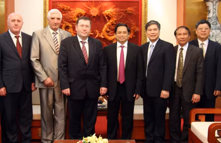 Thứ trưởng Phạm Minh Chính và ngài Yudin Aleksandr Vladimirovich cùng các đại biểu tại buổi tiếp. Ảnh: Việt Hưng.