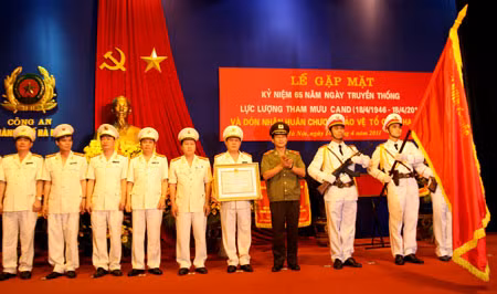 Thiếu tướng Trần Long Xuyên, Phó Giám đốc Công an TP Hà Nội trao Huân chương Bảo vệ Tổ quốc hạng Ba tặng lực lượng tham mưu Công an thành phố.