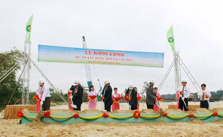 Lãnh đạo Tổng cục Đường bộ, tỉnh Quảng Nam và các đơn vị tổng thầu làm lễ khởi công cầu Bà Rén mới.