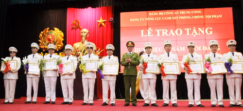 Trung tướng Phan Văn Vĩnh, Bí thư Đảng ủy, Tổng cục trưởng Tổng cục 6 trao Huy hiệu 30 năm tuổi Đảng cho các cán bộ, đảng viên.