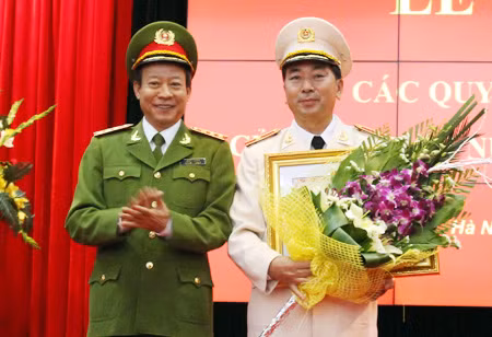 Thượng tướng Lê Quý Vương trao Danh hiệu Chiến sỹ thi đua toàn quốc tặng Thiếu tướng Trần Quốc Tỏ, Phó Tổng cục trưởng Tổng cục VI.