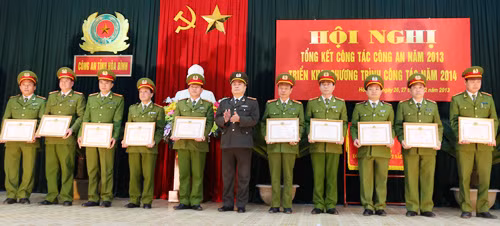 Thứ trưởng Trần Việt Tân chỉ đạo triển khai công tác năm 2014 tại Công an tỉnh Hòa Bình ảnh 4