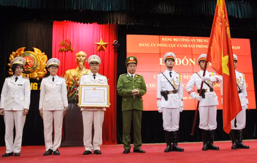 Thượng tướng Lê Quý Vương, Ủy viên TW Đảng, Thứ trưởng Bộ Công an trao Bằng Huân chương Bảo vệ Tổ quốc hạng Ba tặng tập thể Phòng 2 Văn phòng Thường trực phòng, chống tội phạm và ma túy.
