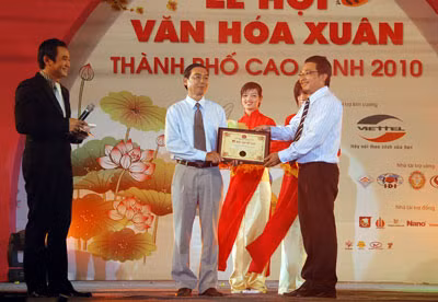 Trao Bằng chứng nhận Kỷ lục Việt Nam dành cho mâm ngũ quả to nhất Việt Nam.