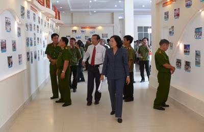 Đại biểu tham quan Phòng truyền thống.