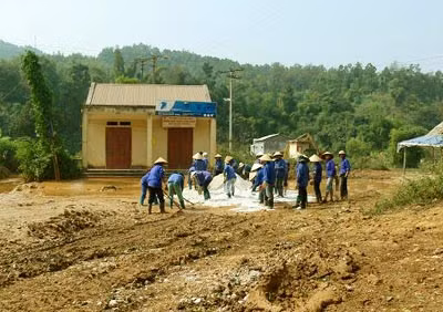 Công nhân đang khắc phục sự cố lũ bùn.