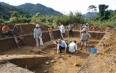 Các nhà khảo cổ học đang tiến hành khai quật.