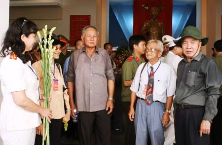 Trung tướng Võ Thái Hòa, nguyên Thứ trưởng Bộ Công an cùng các đại biểu tại buổi họp mặt.