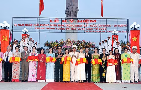 Phó Thủ tướng Trương Vĩnh Trọng, Bộ trưởng Bộ Công an, Đại tướng Lê Hồng Anh cùng các đại biểu cắt băng khánh thành Tượng đài Bảo vệ An ninh Tổ quốc.