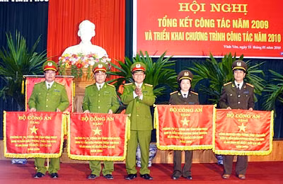 Thứ trưởng Lê Thế Tiệm trao cờ cho các đơn vị có thành tích xuất sắc.