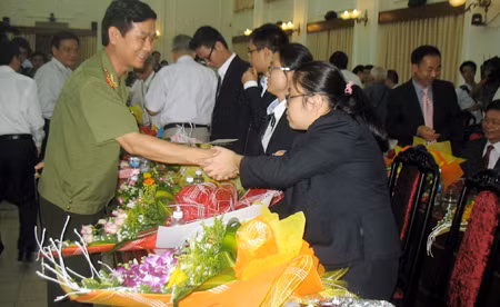 Bộ GD& ĐT trao thưởng cho 4 học sinh đạt giải cao tại IchO 46 ảnh 2
