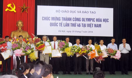 Bộ GD& ĐT trao thưởng cho 4 học sinh đạt giải cao tại IchO 46 ảnh 3