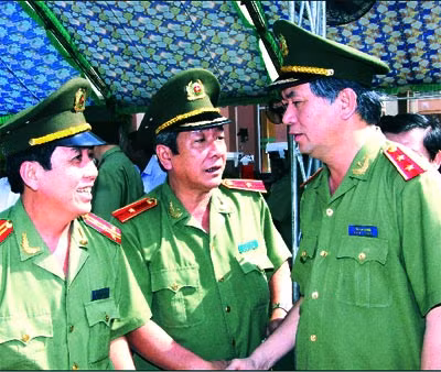 Thứ trưởng Trần Đại Quang với các đại biểu dự buổi diễn tập. Ảnh: Phương Nam.