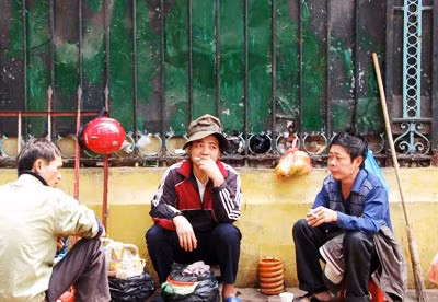 Vô tư hút thuốc ở cổng Bệnh viện K Hà Nội.