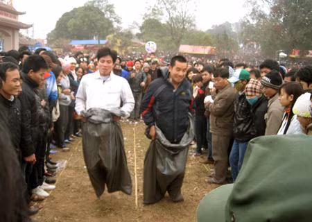 Nhảy bao bố.