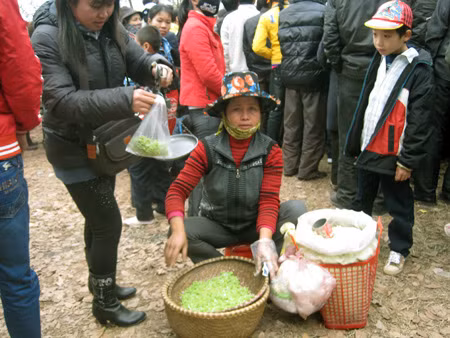 Hàng quán mất vệ sinh quanh chân đồi.