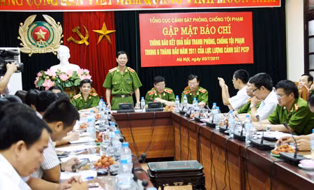 Thiếu tướng Phan Văn Vĩnh, Tổng cục trưởng Tổng cục VI phát biểu tại cuộc họp báo.