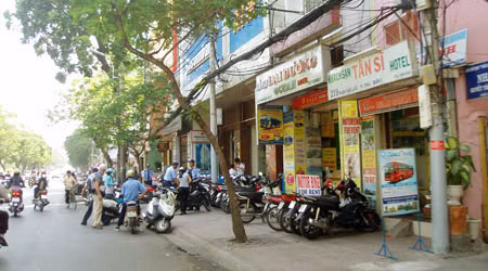 ...thì các tiệm vàng, thị trường chợ đen trên đường Lê Lợi, khu phố Tây im ắng đến lạ.