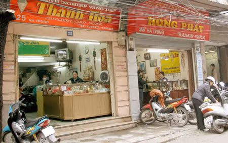"Thủ phủ" của thị trường ngoại tệ "chợ đen" Hà Trung vắng tanh, nhưng giao dịch qua điện thoại, Internet vẫn âm thầm diễn ra (Ảnh chụp lúc 14h30' ngày 8/3). Ảnh: Ngọc Thắng.