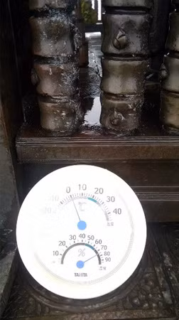 Nhiệt độ sáng ngày 13/2 đo được tại chùa Đồng - Yên Tử là 0 độ C. Ảnh: giadinh.net.