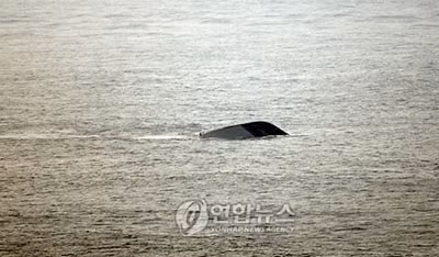 Và đây là một phần đáy tàu còn sót lại, sáng hôm nay. Ảnh: Yonhap.