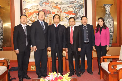 Thứ trưởng Thường trực Đặng Văn Hiếu; Đại diện Bộ Công an Trung Quốc tại Việt Nam Triệu Vạn Bằng và các đại biểu dự buổi tiếp. Ảnh Việt Hưng.