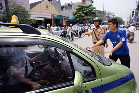 Đến khi CSGT tỏ ra cương quyết thì mới có một chiếc xe taxi chịu dừng lại chở người bị nạn đi cấp cứu.