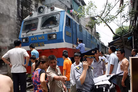 Tàu SE 20 đi từ Đà Nẵng về ga Hà Nội do vào khu dân cư nên chạy khá châm nên đã kịp dừng lại sau cú đâm.