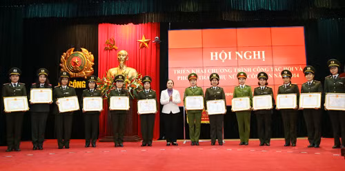 Phó Chủ tịch Thường trực Hội Liên hiệp phụ nữ Việt Nam Hoàng Thị Ái Nhiên tặng Bằng khen cho các tập thể, cá nhân có thành tích xuất sắc.