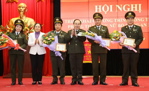 Thứ trưởng Bộ Công an Bùi Quang Bền; Phó Chủ tịch Thường trực Hội Liên hiệp phụ nữ Việt Nam Hoàng Thị Ái Nhiên tặng Kỷ niệm chương “Vì sự phát triển của phụ nữ Việt Nam” cho các cá nhân.