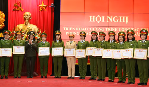 Đại tá Đại tá Vũ Thị Liên, Chủ tịch Hội phụ nữ Bộ Công an tặng Giấy khen của Hội phụ nữ Bộ Công an cho các tập thể, cá nhân có thành tích xuất sắc.