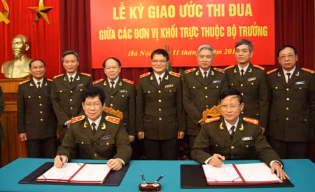 Đại diện lãnh đạo các đơn vị Khối trực thuộc Bộ trưởng ký giao ước thi đua năm 2011. Ảnh Việt Hưng.