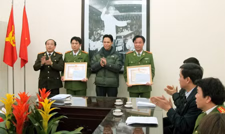 Đồng chí Nguyễn Thế Công, Phó Chủ tịch UBND quận Ba Đình trao thưởng cho 2 tập thể.