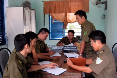 Đồng chí Lê Tiên Phong (đứng) đang họp Ban Công an xã triển khai công tác phòng chống tội phạm trên địa bàn. Ảnh : Văn Nhất.