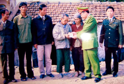 Đại tá Bùi Văn Ngân, Trưởng Công an huyện Quỳnh Lưu thăm hỏi, tặng quà các gia đình có hoàn cảnh khó khăn.