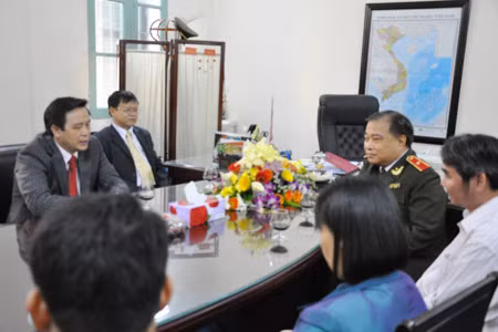 Đồng chí Thiếu tướng Nguyễn Xuân Hùng, Cục trưởng Cục An ninh chính trị nội bộ tiếp đoàn lãnh đạo Ban Đối ngoại Trung ương (năm 2011).