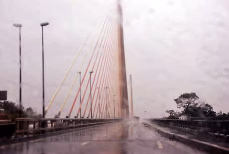 Từ 9h sáng, Sở GTVT Quảng Ninh đã bắt đầu thực hiện việc cấm người đi bộ, phương tiện thô sơ và xe mô tô qua cầu Bãi Cháy. (ảnh Báo Quảng Ninh).