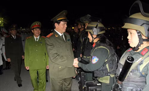 Bộ trưởng Trần Đại Quang kiểm tra công tác bảo đảm ANTT Tết Nguyên đán Giáp Ngọ tại Bộ Tư lệnh Cảnh sát cơ động. Ảnh Việt Hưng.