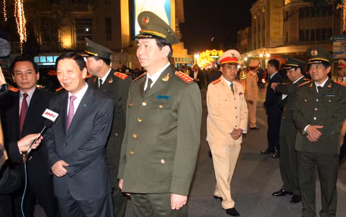 Bộ trưởng Trần Đại Quang cùng lãnh đạo UBND TP Hà Nội kiểm tra công tác bảo vệ đêm Giao thừa tại hồ Hoàn Kiếm, Hà Nội. Ảnh Việt Hưng.