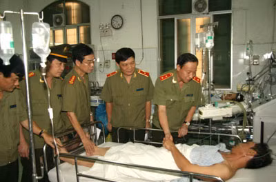 Thứ trưởng Lê Quý Vương và lãnh đạo Tổng cục XDLL - CAND thăm các đồng chí bị thương trong khi làm nhiệm vụ.