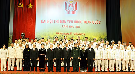 Tổng Bí thư Nông Đức Mạnh, Thủ tướng Nguyễn Tấn Dũng, Chủ tịch Quốc hội Nguyễn Phú Trọng cùng lãnh đạo Đảng, Nhà nước với Đoàn đại biểu Bộ Công an dự Đại hội. Ảnh: Hoàng Long
