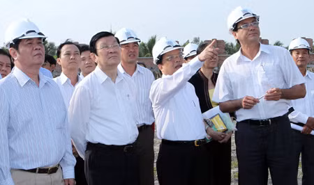 Chủ tịch nước Trương Tấn Sang đến thăm, kiểm tra tiến độ thi công công trình Khu lưu niệm cố Giáo sư, Viện sĩ Trần Đại Nghĩa ở huyện Tam Bình, tỉnh Vĩnh Long. Ảnh: TTXVN.