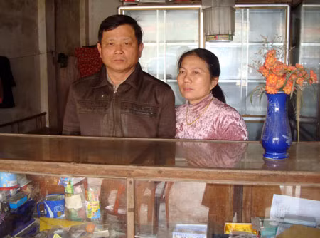 Vợ chồng bác Nguyễn Văn Tính trước quầy tạp hóa giúp bác kiếm thêm thu nhập hàng tháng và có thêm kinh phí làm việc thiện.
