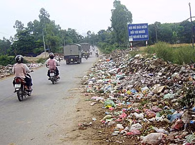 Rác thải trên lề đường nông thôn Hà Nội.