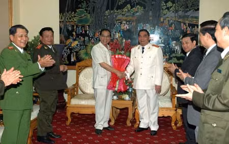 Đại tướng Lê Hồng Anh tặng hoa chúc mừng đồng chí Tổng Bí thư.