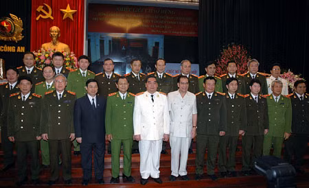 Đồng chí Tổng Bí thư Nông Đức Mạnh, Đại tướng Lê Hồng Anh và các đồng chí dự buổi chúc Tết. Ảnh: Công Gôn.